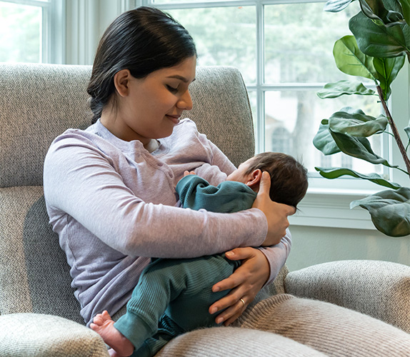 MOm demonstrating cross-cradle hold as described above